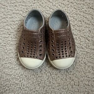 Native Kids Water Shoes in Glittery Bronze and White - size 4c